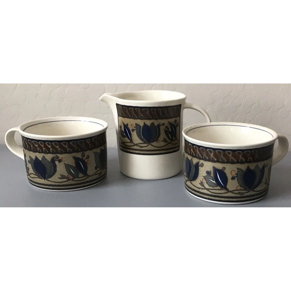 MIKASA Intaglio Arabella CAC01 - Set of 2 Mugs plus Creamer Excellent Condition